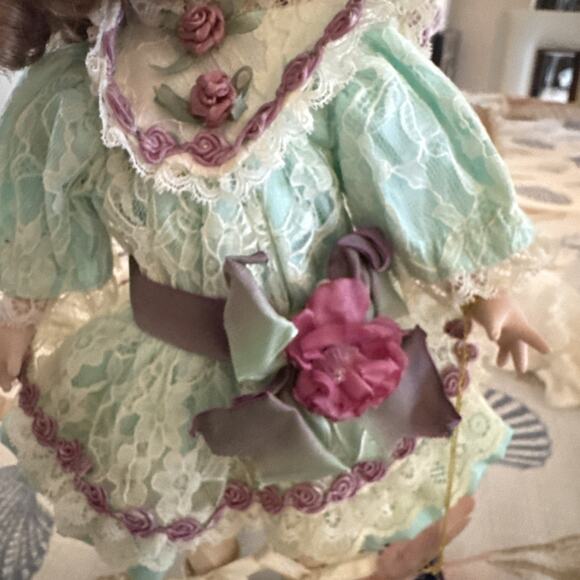 Franklin Heirloom Porcelain Doll Maryse Nicole Treasure Stand Bag - Picture 3 of 9
